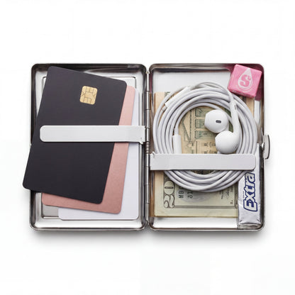 Intérieur du porte-cartes en métal